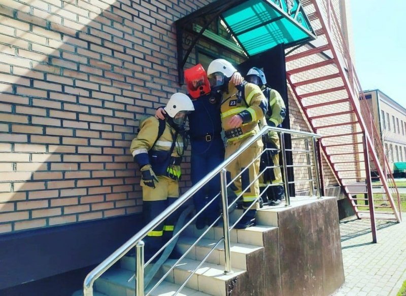 ЧЕЧНЯ. Сотрудники МЧС провели пожарно-тактическое занятие в общеобразовательной школе Грозного