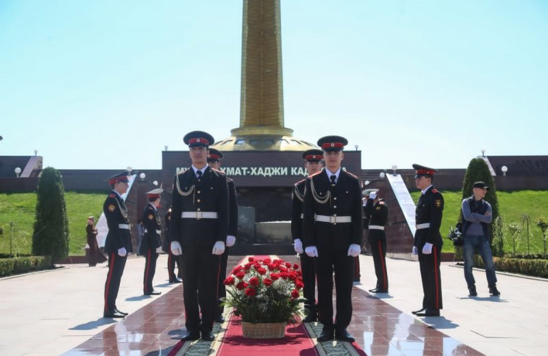 ЧЕЧНЯ. В Грозном возложили цветы к обелиску Ахмата-Хаджи Кадырова в честь Дня отмены КТО