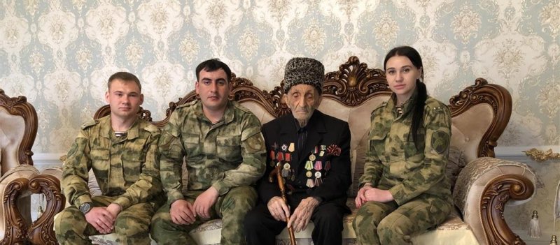 ЧЕЧНЯ. В Чеченской Республике военнослужащие Росгвардии навестили ветерана Великой Отечественной войны