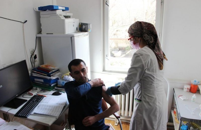 ДАГЕСТАН. Работники МФЦ Докузпаринского района получили второй компонент вакцины