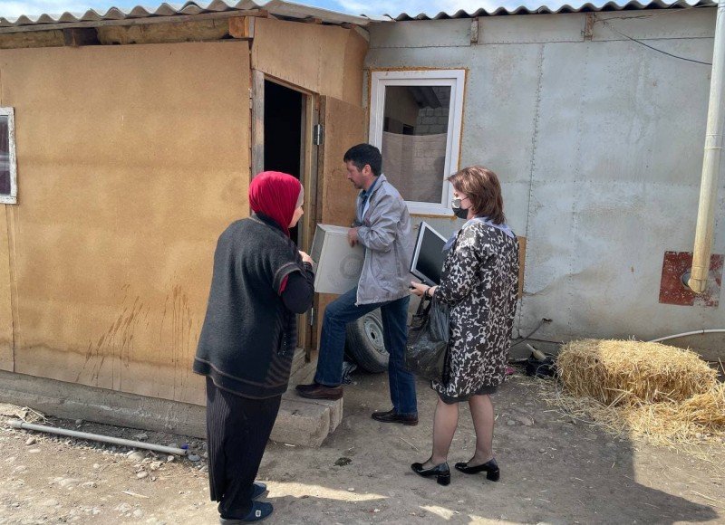 ИНГУШЕТИЯ. Дети из малообеспеченной семьи в Ингушетии получили компьютерную технику для учебы
