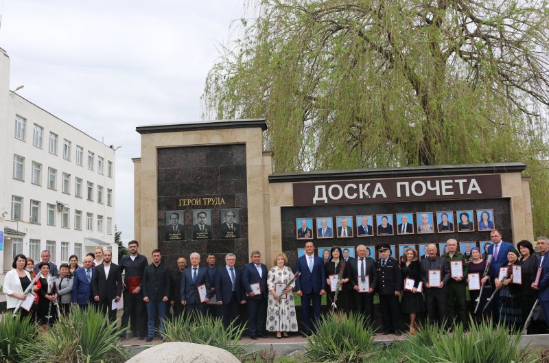 КБР. Имена двадцати баксанцев занесены на городскую Доску почета