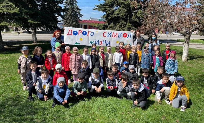 КБР. В Баксанском районе КБР автоинспекторы и воспитатели детских садиков провели цикл профилактических мероприятий «Дорога – символ жизни»