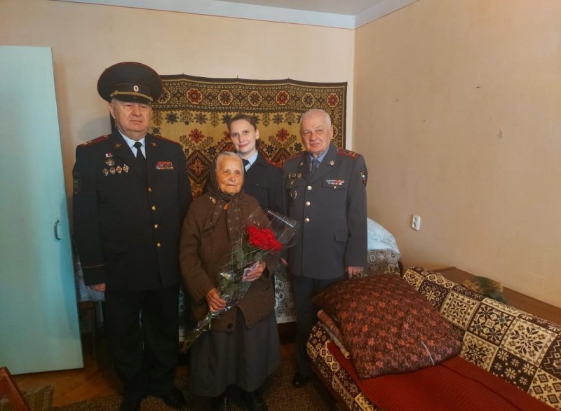 КБР. В Нальчике полицейские поздравили с днем рождения ветерана войны