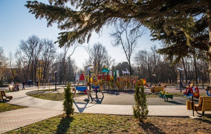 КЧР. 11 общественных территорий и 51 дворовая территория будут благоустроены в Карачаево-Черкесии в текущем году