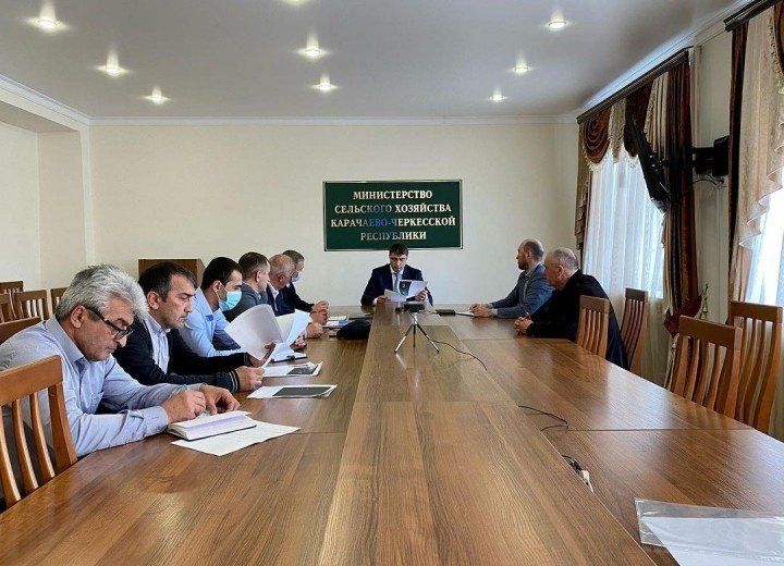 КЧР. Вопрос беспрепятственного передвижения сельхозтехники по автомобильным дорогам обсудили в минсельхозе Карачаево-Черкесии