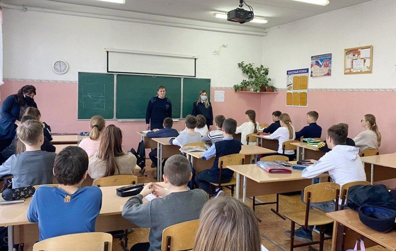 КРЫМ. Сотрудники ОМВД России по г. Феодосии провели встречу со школьниками по правовому просвещению
