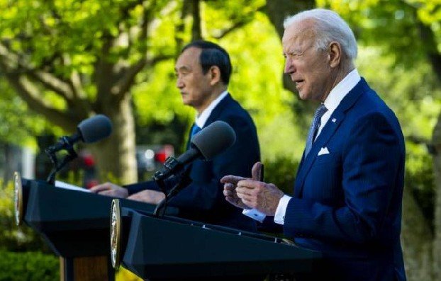 Премьер Японии заявил, что установил доверительные отношения с Байденом