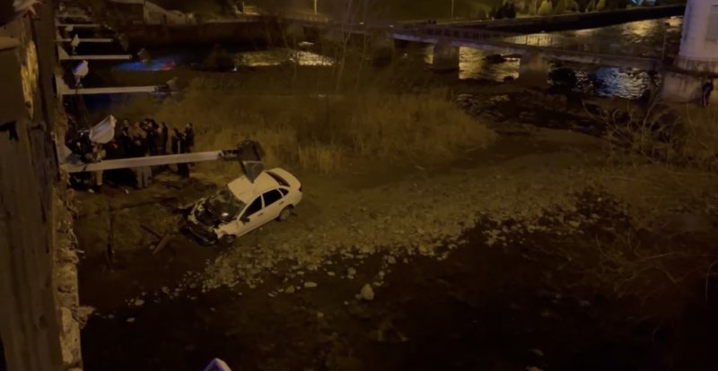 С. ОСЕТИЯ. С Чугунного моста в реку Терек упала «Лада Гранта»