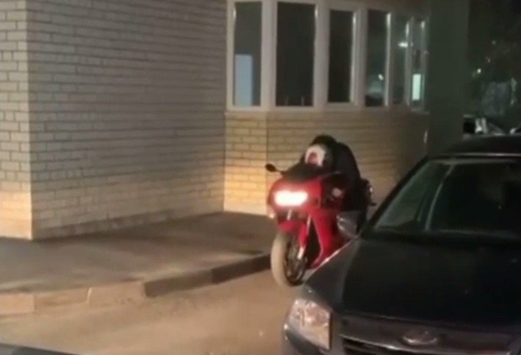 СТАВРОПОЛЬЕ. Нетрезвый мотоциклист-бесправник пытался выехать из двора в Ставрополе