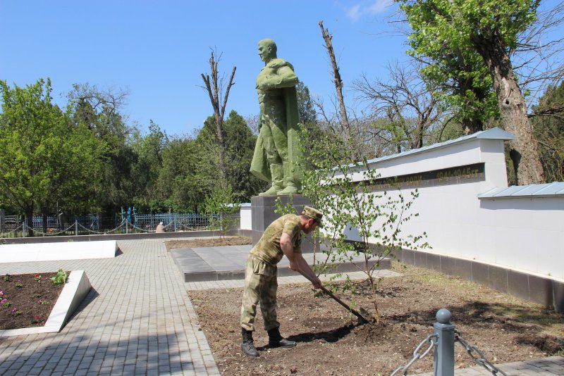 ЧЕЧНЯ. В Грозном военнослужащие Росгвардии благоустроили памятник красноармейцам, погибшим в годы Великой Отечественной войны