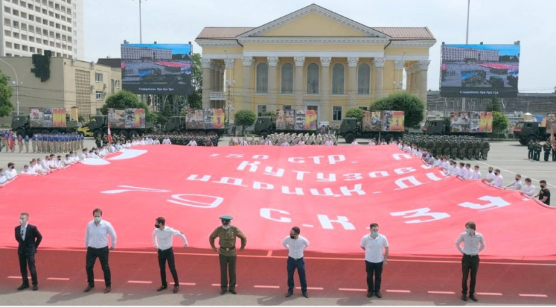 СТАВРОПОЛЬЕ. В Ставрополе развернут самую большую в мире копию Знамени Победы