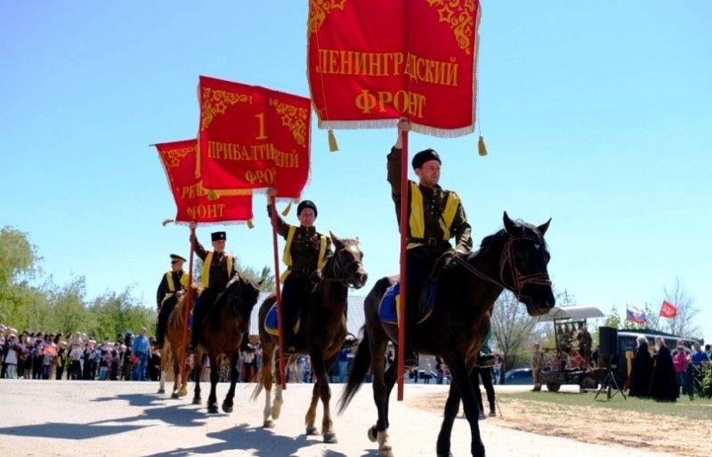 АСТРАХАНЬ. В Астраханской области казаки совершили конный поход в честь Дня Победы