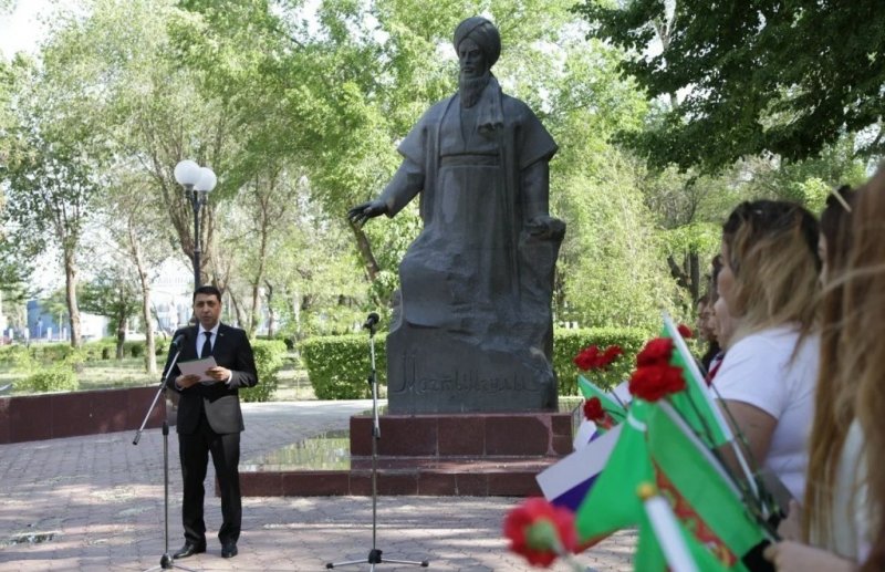 АСТРАХАНЬ. В День поэзии Махтумкули Фраги в Астрахани возложили цветы к его памятнику