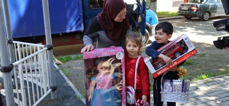 ЧЕЧНЯ. 206 детей Грозного получили подарки от Хадижат Кадыровой