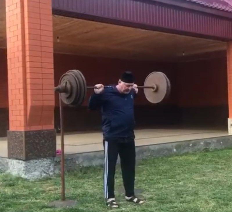 ЧЕЧНЯ. В ЧР 58-летний имам прославился в сети приседаниями со штангой в 100 кг