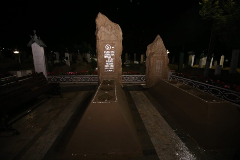 ЧЕЧНЯ. Глава ЧР вместе с соратниками посетил могилу Ахмата-Хаджи Кадырова