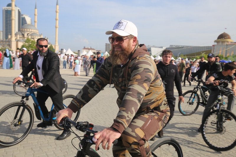 ЧЕЧНЯ. Кадыров на велосипеде приехал на фестиваль «Шашлык-Машлык»