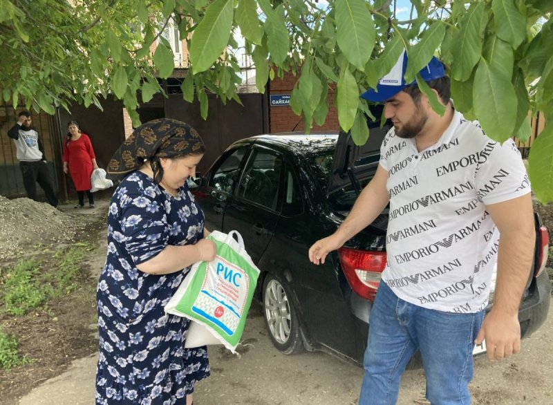 ЧЕЧНЯ. Малоимущим семьям Грозного и Грозненского района передали продукты от «Единой России»