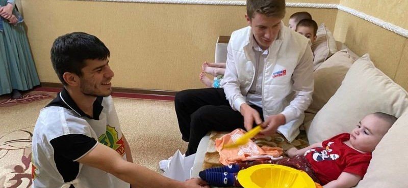 ЧЕЧНЯ. МГЕР ЧР, в рамках реализации регионального проекта «День добра», посетила семью, в которой воспитывается ребенок с ДЦП