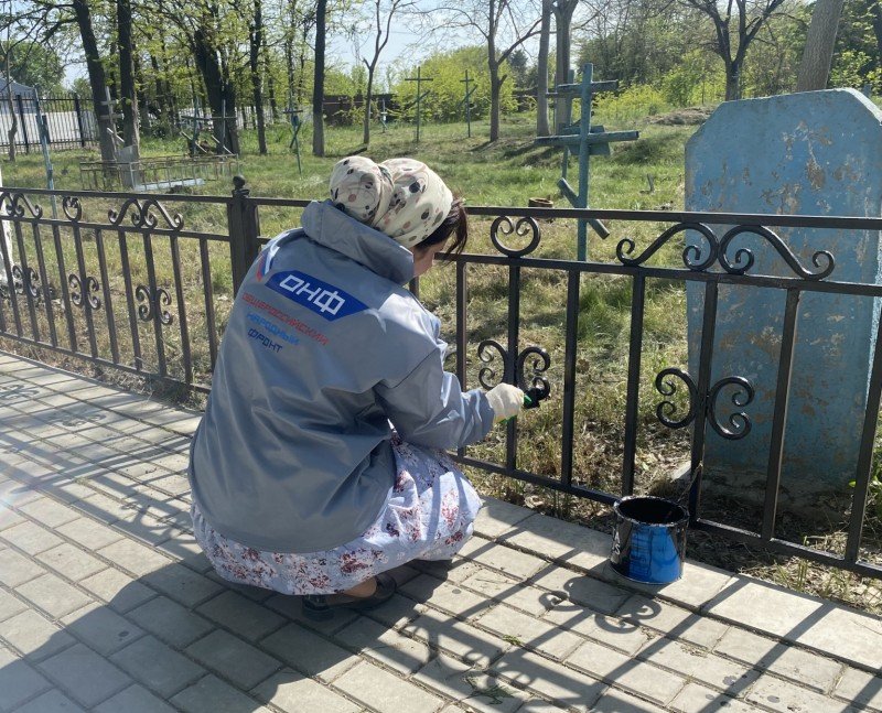 ЧЕЧНЯ. Накануне Дня Победы активисты Народного фронта провели субботник на территории мемориала памяти в Грозном