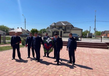 ЧЕЧНЯ. Сотрудники Наурского межрайонного следственного отдела возложили цветы к братской могиле советских воинов