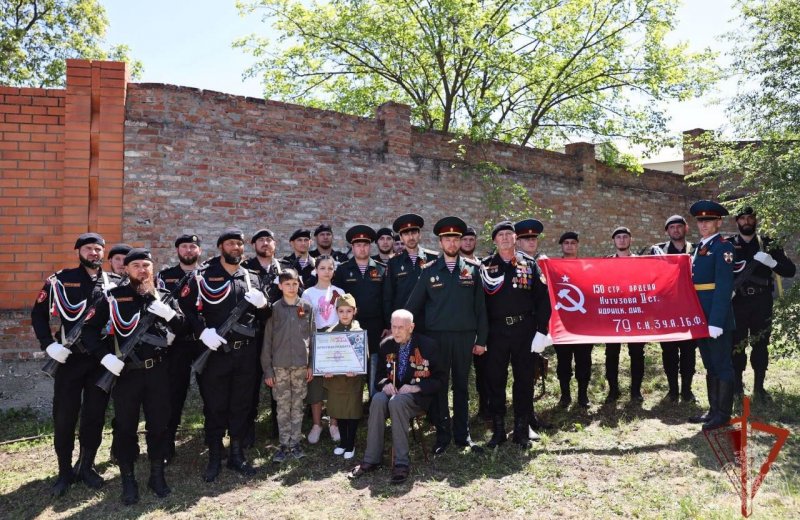 ЧЕЧНЯ. В ГРОЗНОМ РОСГВАРДЕЙЦЫ ПРОШЛИ ПАРАДОМ У ДОМА ВЕТЕРАНА ВЕЛИКОЙ ОТЕЧЕСТВЕННОЙ ВОЙНЫ.