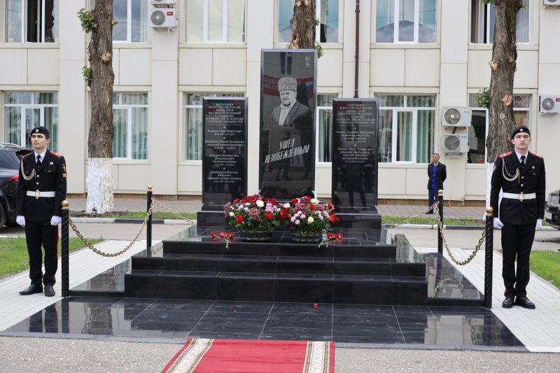 ЧЕЧНЯ. В Грозном установили мемориал памяти сотрудников и выпускников суворовского военного училища