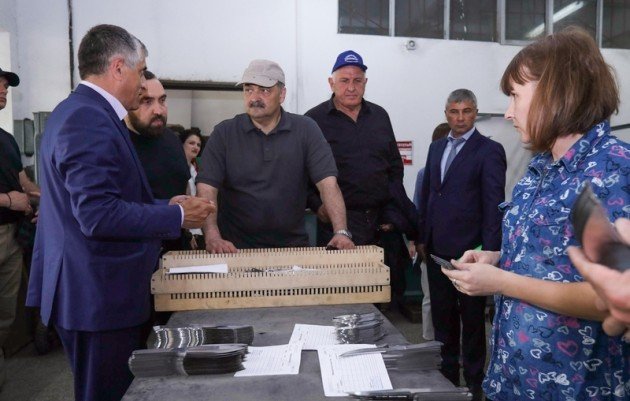 ДАГЕСТАН. Глава Дагестана ознакомился с производством ножей и другой сувенирной продукции в Кизляре