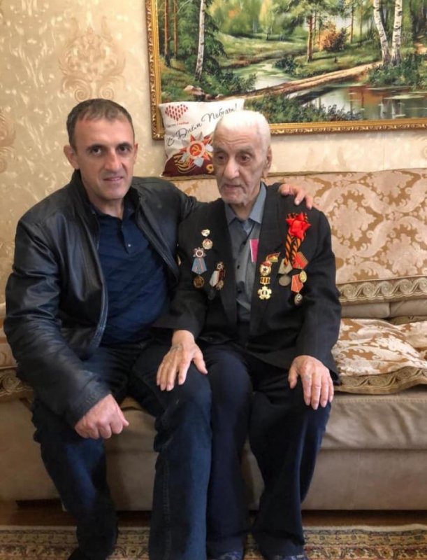 ДАГЕСТАН. Рашид Гаджиясулов и Омар Кихасуров поздравили ветерана ВОВ Асадуллу Мамедова