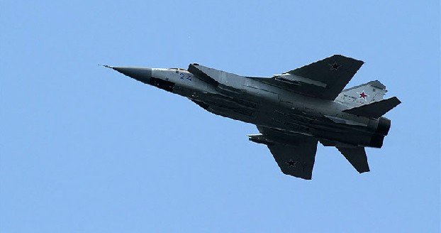 Истребитель ВВС России перехватил у своих воздушных рубежей 4 иностранных военных самолета