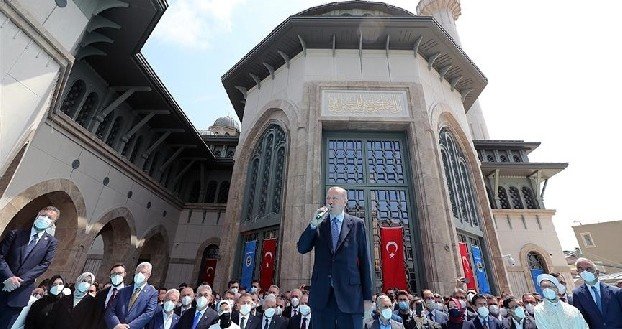 Эрдоган открыл третью по величине мечеть Стамбула