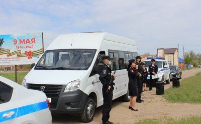 КАЛМЫКИЯ. В Калмыкии полицейские провели парад у дома ветерана