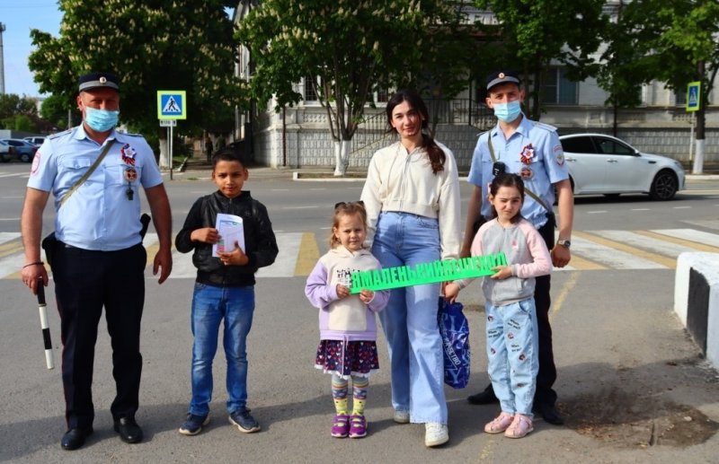 КБР. Автоинспекторы Прохладненского района КБР провели акцию для взрослых пешеходов и их детей