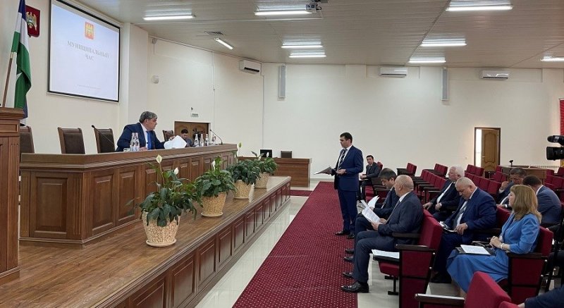 КБР. Казбек Коков провел «муниципальный час» в администрации Баксанского района