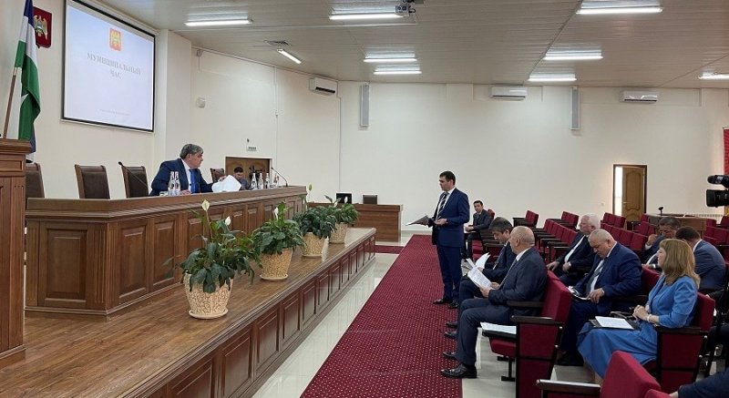 КБР. Казбек Коков провел «муниципальный час» в администрации Баксанского района