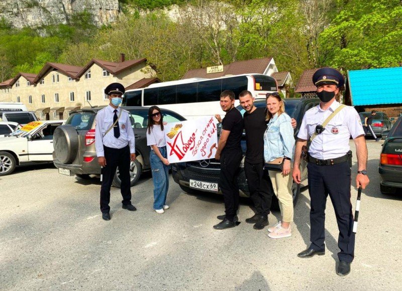 КБР. В Кабардино-Балкарии к акции «Победе – безопасные дороги!» присоединились десятки туристов и местных жителей