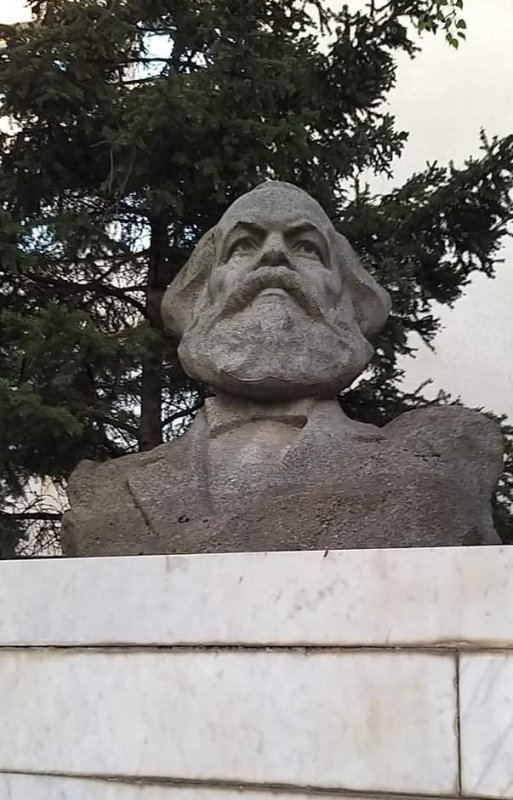 КЧР. 5 мая коммунисты Карачаево-Черкесской Республики во главе со своим лидером, первым секретарем республиканского комитета КПРФ Кемалом Бытдаевым возложили цветы к памятнику Карлу Марксу. В этот день ему исполнилось бы 203 года