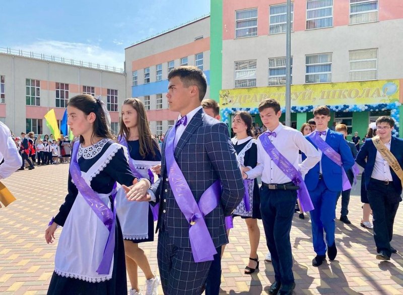 КЧР. Глава КЧР Р. Темрезов поздравил всех выпускников региона с окончанием школы