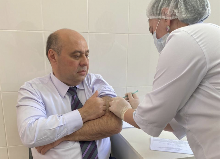 КЧР. Министр здравоохранения Карачаево-Черкесии Казим Шаманов прошел первый этап вакцинации от коронавирусной инфекции