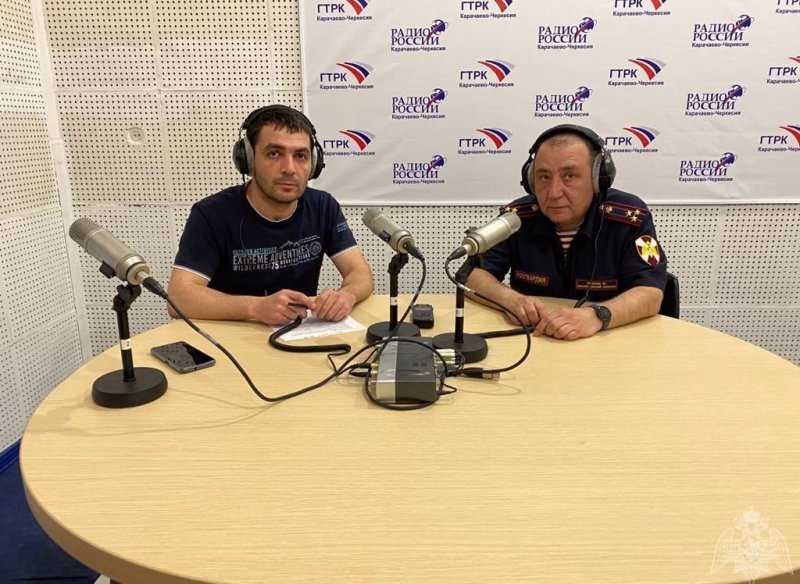 КЧР. Офицер Росгвардии ответил на вопросы жителей Карачаево-Черкесии в радиоэфире