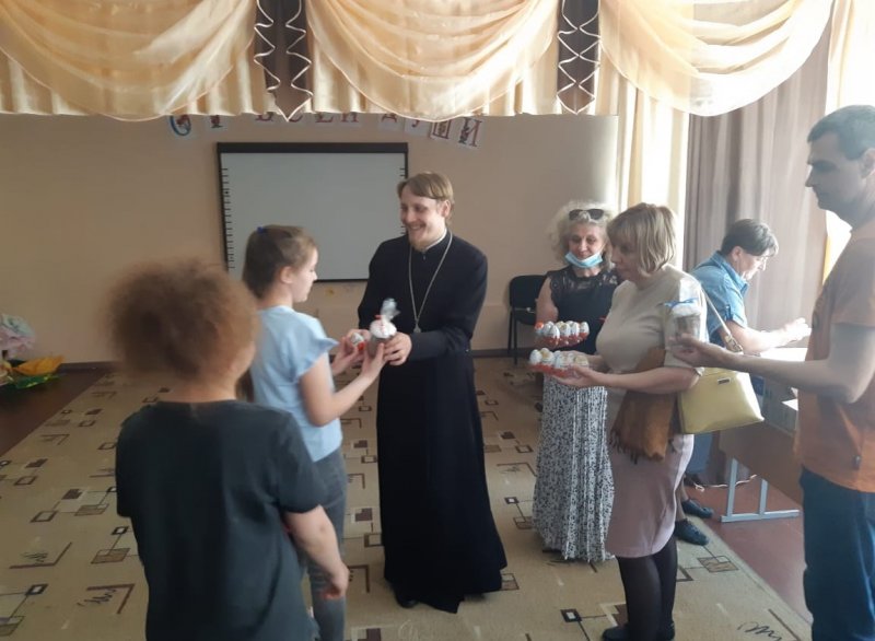 КЧР. Воспитанники детских домов Черкесска получили пасхальные подарки