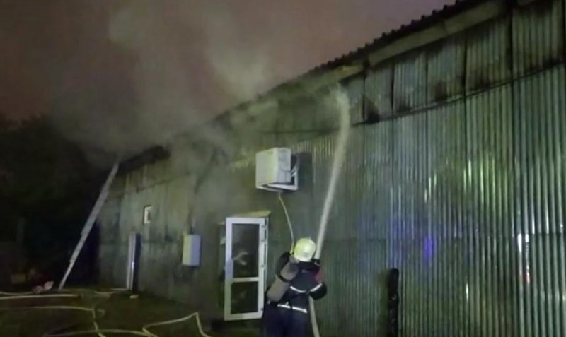 КРАСНОДАР. Пожарные ликвидировали открытое горение в зоопавильоне