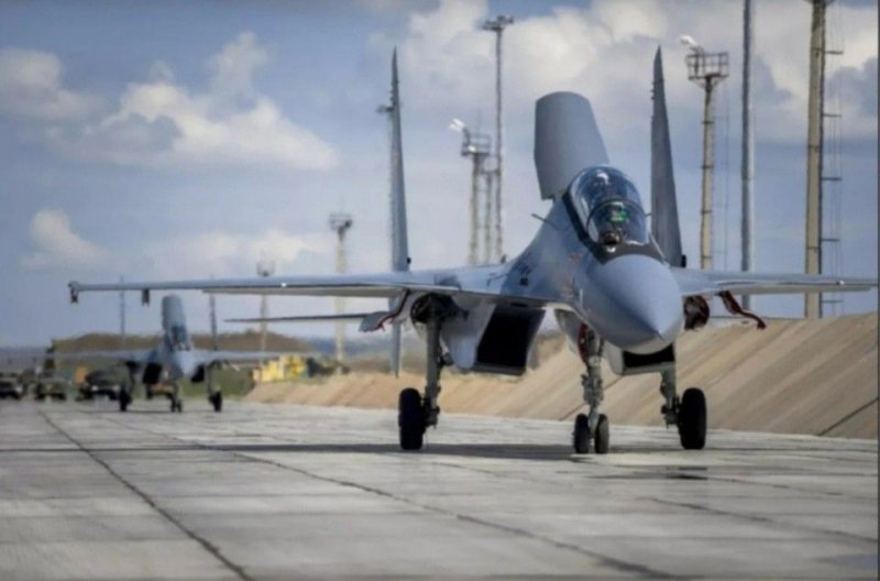 КРЫМ. Летчики живы: У военного истребителя в Крыму сработала катапульта