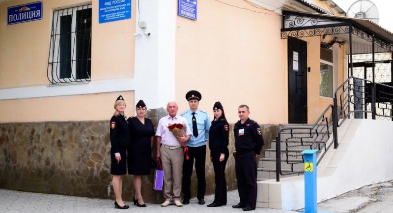 КРЫМ. Сотрудники полиции поздравили ветерана органов внутренних дел с юбилеем