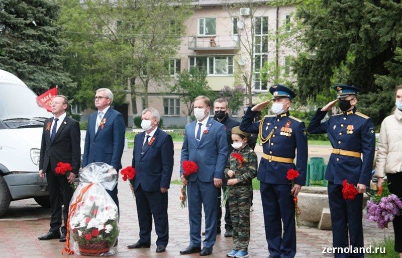 РОСТОВ. В Зерноградском районе прошли церемонии возложения цветов в честь 76-летия Великой Победы