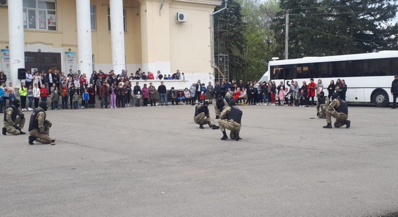 СТАВРОПОЛЬЕ. Артисты в погонах и спецназовцы выступили перед ставропольцами в преддверии 9 Мая