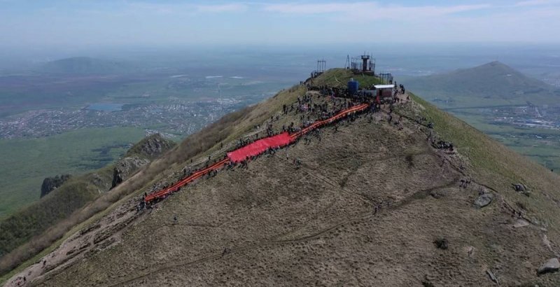 СТАВРОПОЛЬЕ. На горе Бештау развернули Знамя Победы