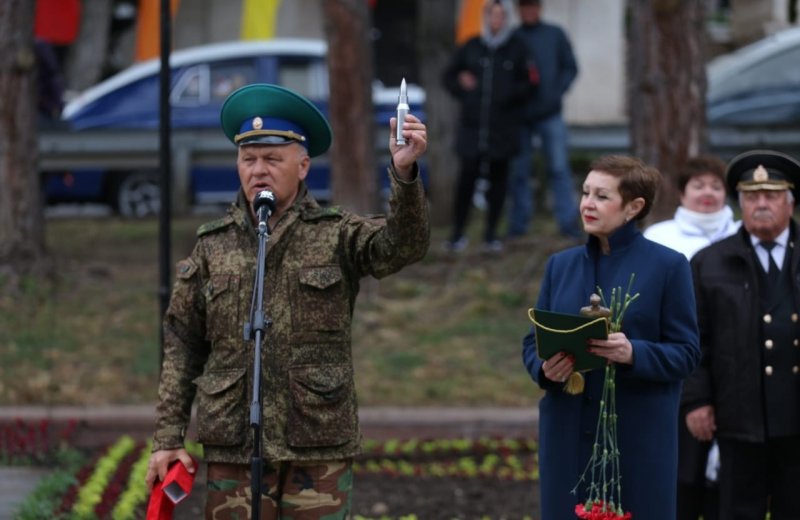 СТАВРОПОЛЬЕ. Увеличенная копия «Знамени Победы» прибыла в Пятигорск