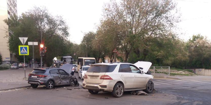 ВОЛГОГРАД. В центре Волгограда «в хлам» разбились «Mercedes» и «Kia»: есть пострадавший